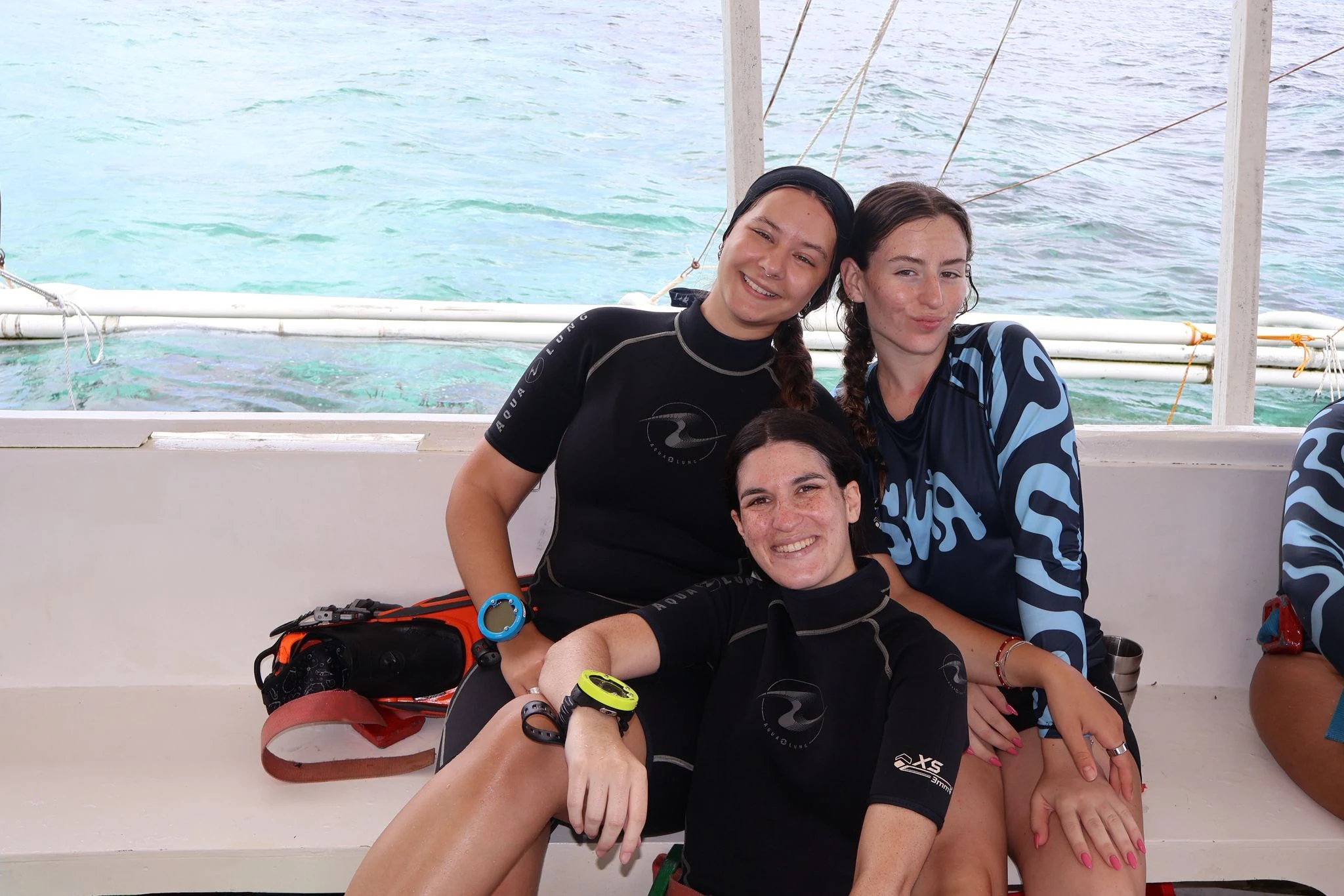 תלמידי קורס של SK Divers על הסירה — מרכז מסודר ובטוח